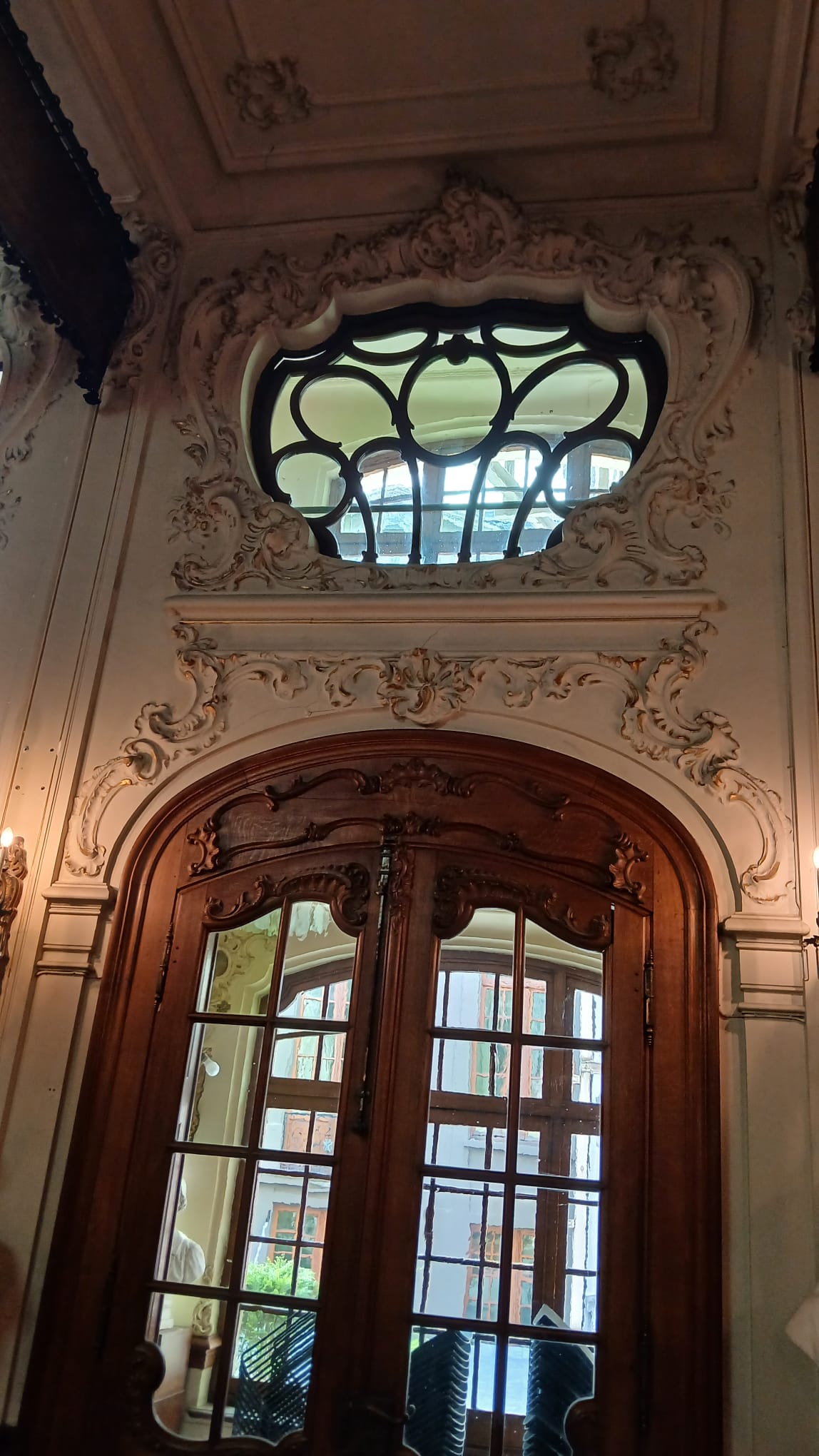 Detailreiniging van ornamenten, plafonds en historisch interieur