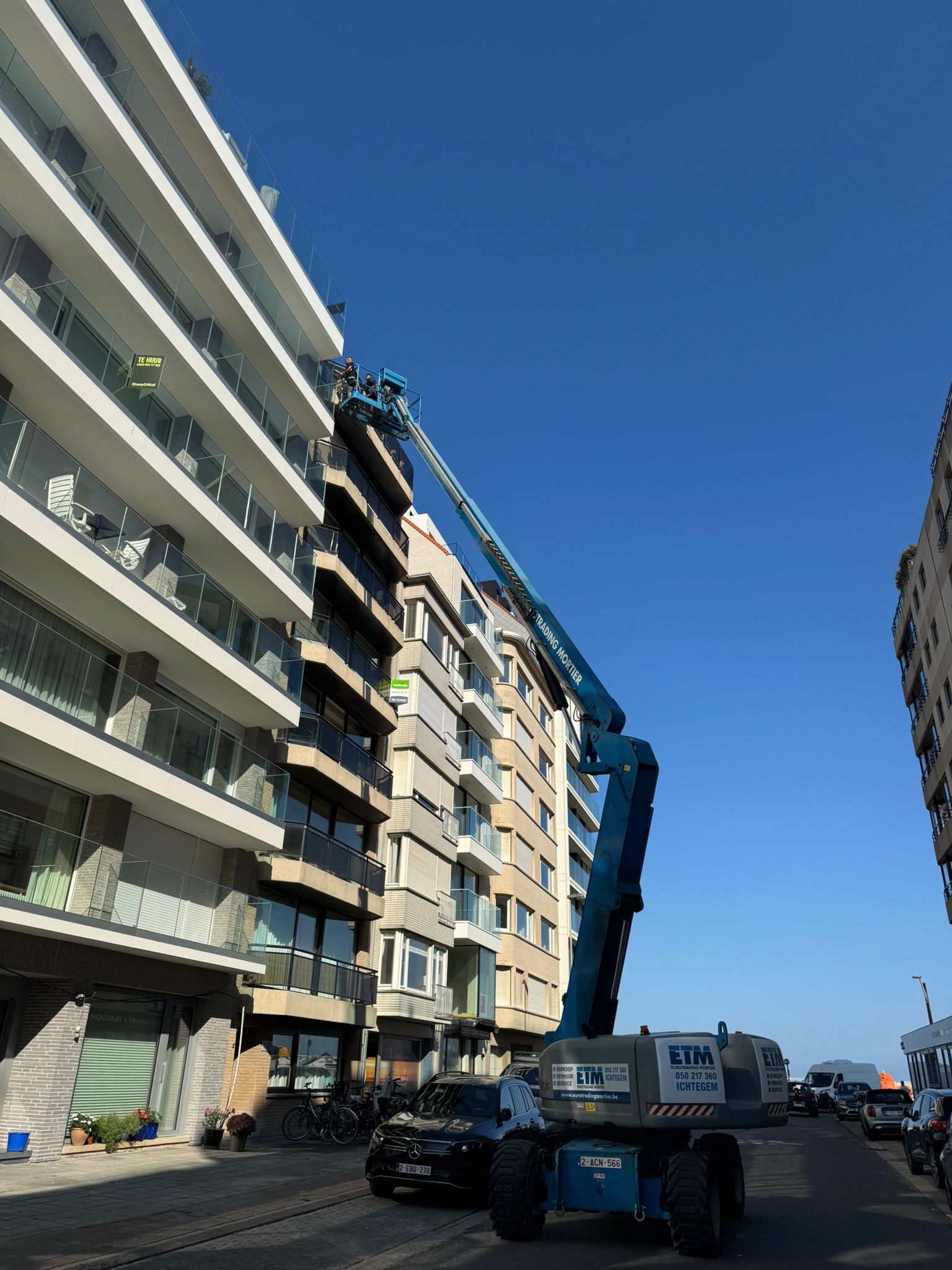 Glaswas van drie aangrenzende appartementsgebouwen te Knokke